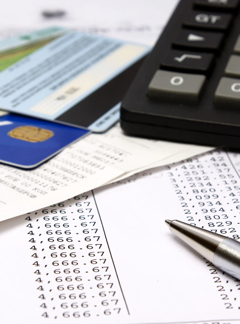 długopis kartki i&nbsp;kalkulator