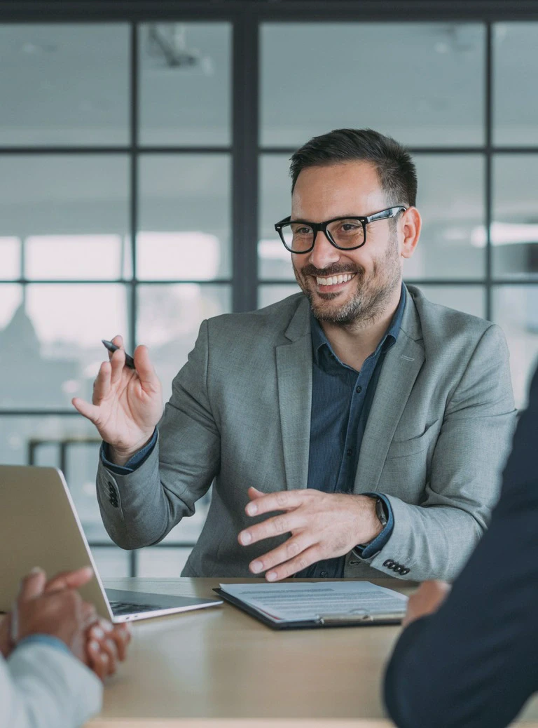 mężczyzna w okularach