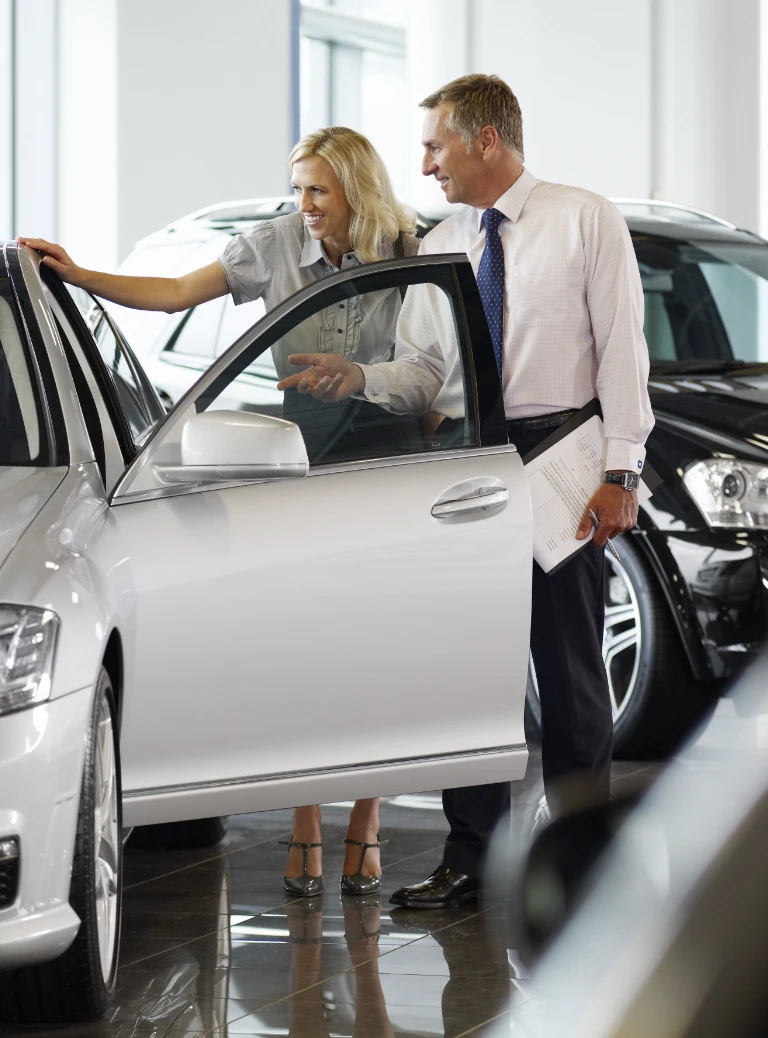 Oglądanie auta w&nbsp;salonie